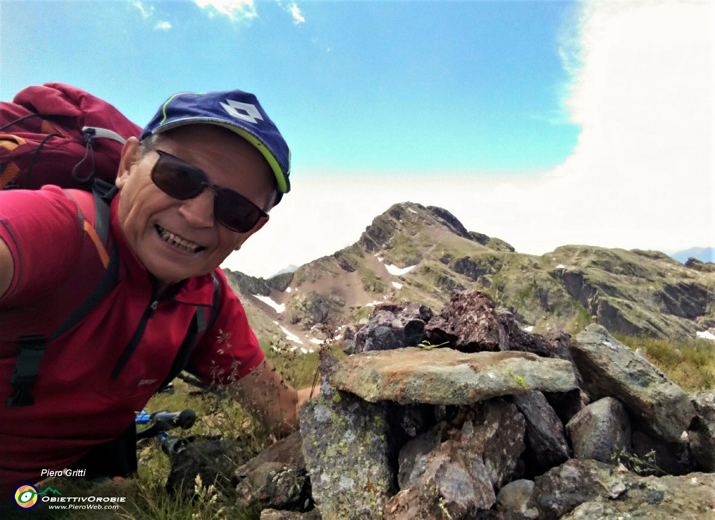 74  Dall'omino di vetta del Pizzo Paradiso (2493 m) selfie con vista verso il dirimpettaio Pizzo Tre Signori (2554 m).jpg